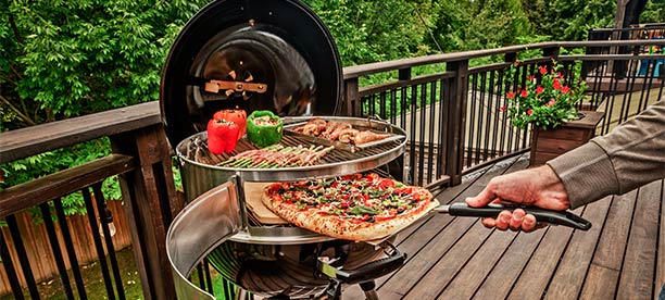 Cuisson d''aliments sur le Gourmet Set du barbecue charbon Crown Premium 57 cm Broil King