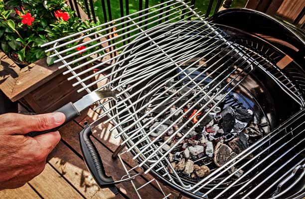 Zoom sur la grille de cuisson modulable du barbecue charbon Crown Premium 57 cm Broil King