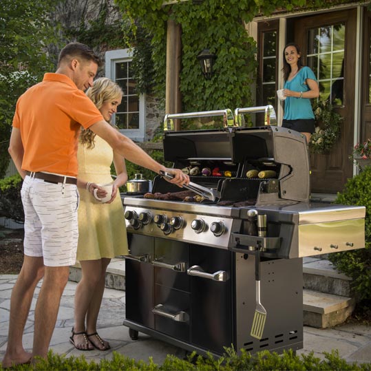 Barbecue Imperial 690 dans un jardin