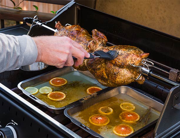 barbecue gaz Broil King Baron 490 Shadow IRX avec kit de rôtisserie