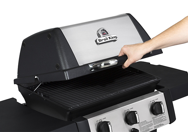 Ouverture du couvercle du barbecue gaz Gem 310 Broil King