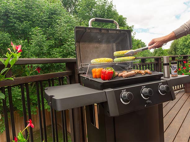 Cuisson d'aliments sur le barbecue gaz GEM 310 Shadow Broil King