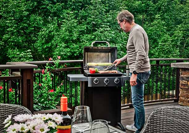 Barbecue gaz GEM 310 Shadow Broil King sur une terrasse