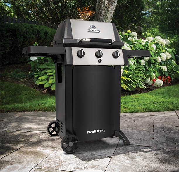 Barbecue gaz Gem 310 Broil King sur une terrasse