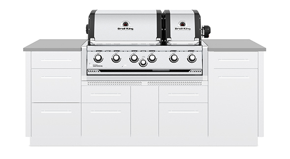 Broil King Imperial S 670 avec rôtissoire encastré dans une cuisine extérieure