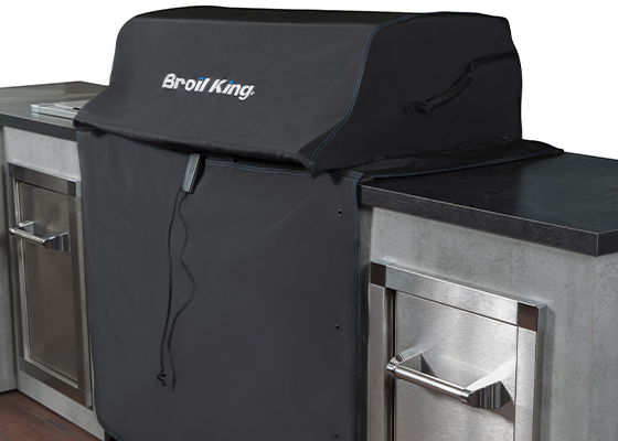 Housse de protection Broil King sur Barbecue encastrée  Regal 4 brûleurs dans cuisine extérieure