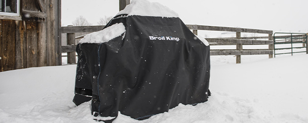 Barbecue Broil King sous housse neige