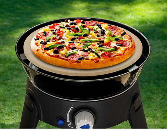 Pierre à pizza 25 cm Cadac dans le barbecue Safari Chef