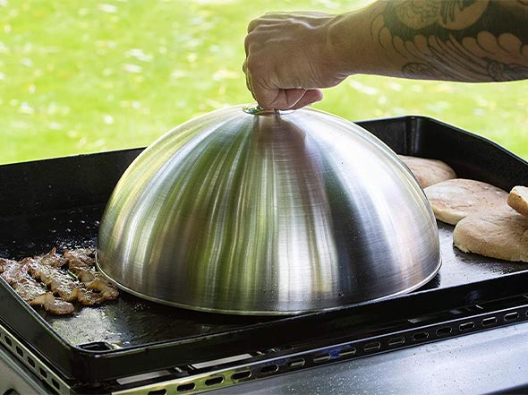 Cuisson à l'étouffée sur plancha à l'aide de la cloche Campingaz