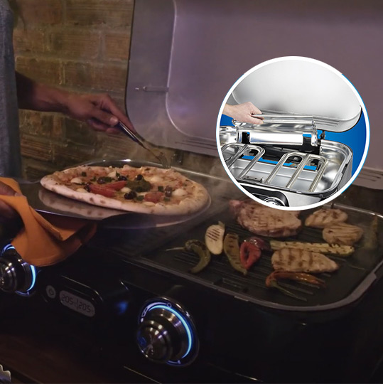 Cuisson d'une pizza sur la barbecue Attitude LX