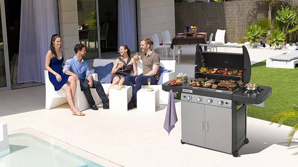 Barbecue gaz Campingaz LXS 4 Series installé au bord d'une piscine
