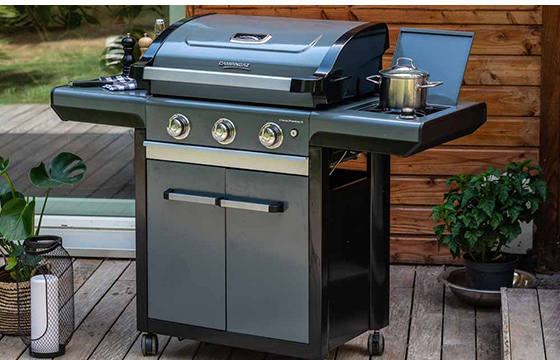 Barbecue Premium 3S sur une terrasse avec cuisson sur le réchaud latéral
