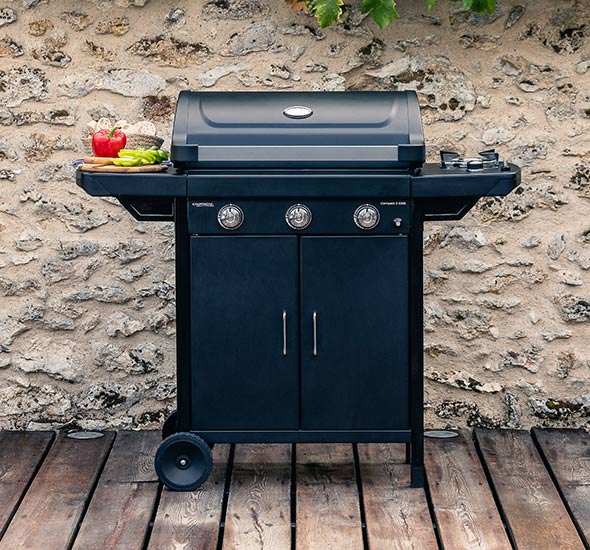 Barbecue gaz Campingaz Select 4 EXS avec réchaud latéral installé sur terrasse