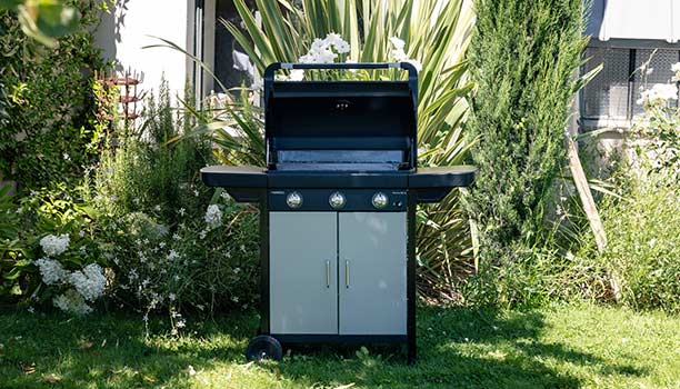 Plancha gaz Campingaz EX 3 sur chariot avec couvercle sur une terrasse