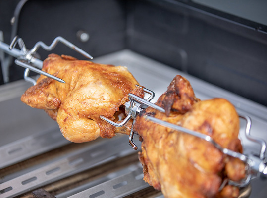 Zoom sur la cuisson du poulet rôti dans le barbecue Premium Campingaz