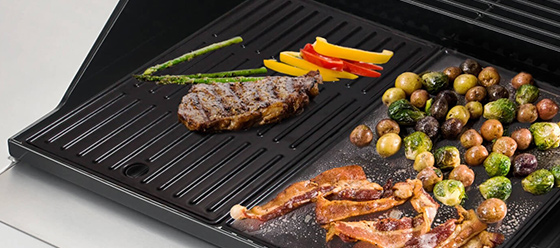 Partie lisse et partie rainurée sur plancha fonte BBQ Gas2coal 330 Char-Broil