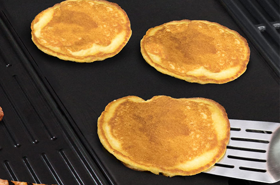 Cuisson sur surface lisse de pancakes