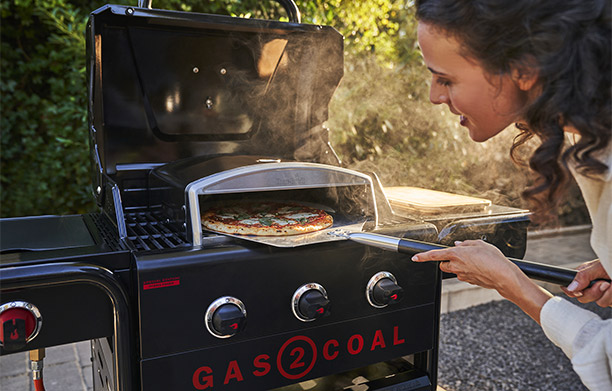 Four à pizza universel Char-Broil dans barbecue Gas2coal