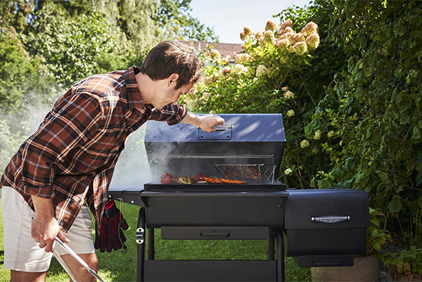 Barbecue Charcoal L Char-Broil en mode fumoir