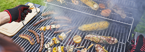 Réglage du plateau à charbon en hauteur dans le barbecue Charcoal L Char-Broil