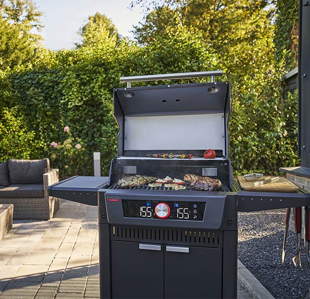 Barbecue gaz Evolve Char-Broil sur terrasse et couvercle ouvert