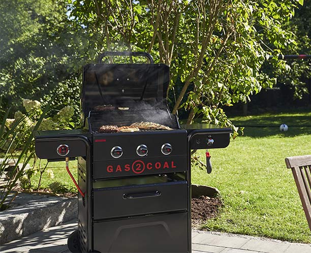 Barbecue Gas2Coal 3B Special Edition Char-Broil allumé sur terrasse