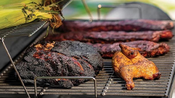 Cuisson d'aliments sur le Char-Griller Smokin'Pro