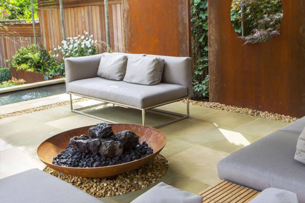 Chauffage d'une terrasse avec un brasero corten installée sur du gravier