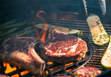 Saisie de steak et courgettes au-dessus des flammes du barbecue