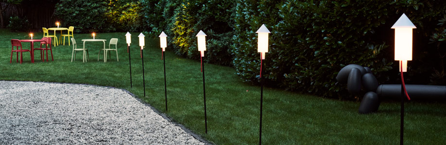 6 lampes torches Prêt à racket Fatboy dans une allée de jardin