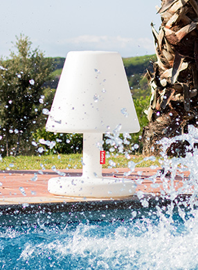 Lampe Fatboy The Grand en bord de piscine