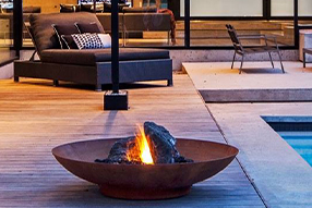 Brasero rond sur une terrasse près d'une piscine