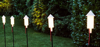 Chemin éclairé par des torches Fatboy
