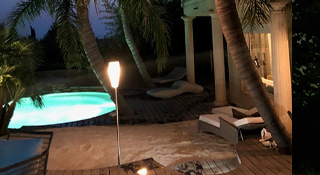 Lampe torche connectée extérieure sur une terrasse