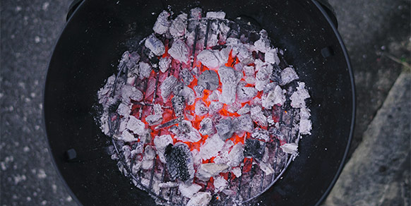 Allumer un barbecue au charbon de bois : méthodes et astuces