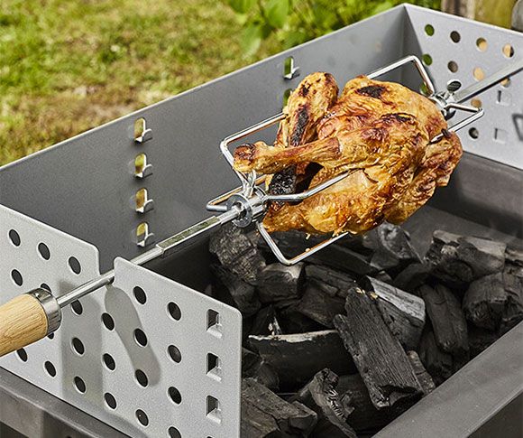 Cuisson d'un poulet rôti dans le barbecue charbon Easy Fonte 60 Cook'in Garden