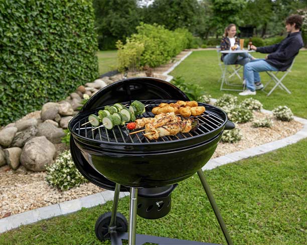 Barbecue charbon Cook’in Garden Smok 60 qui cuit des aliments