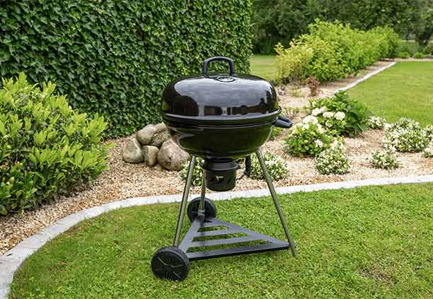 Barbecue charbon Cook’in Garden Smok 60 exposé sur une pelouse