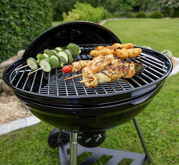Barbecue charbon Tonino 60 Cook’in Garden qui cuit des aliments