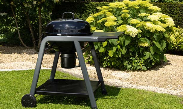 Barbecue charbon Cook’in Garden Tonino 60 sur une pelouse