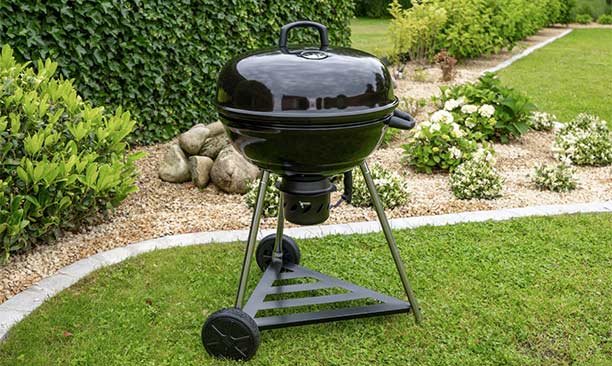 Barbecue charbon Cook’in Garden Tonino 60 sur une pelouse