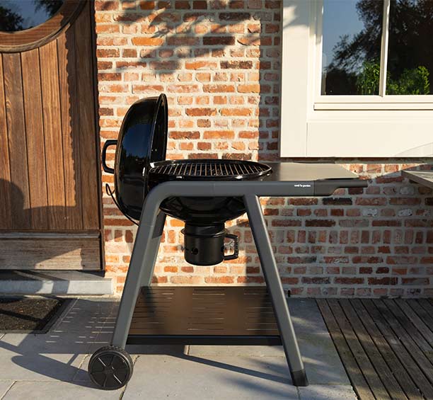 Barbecue charbon Tonino 60 Cook’in Garden sur une terrasse