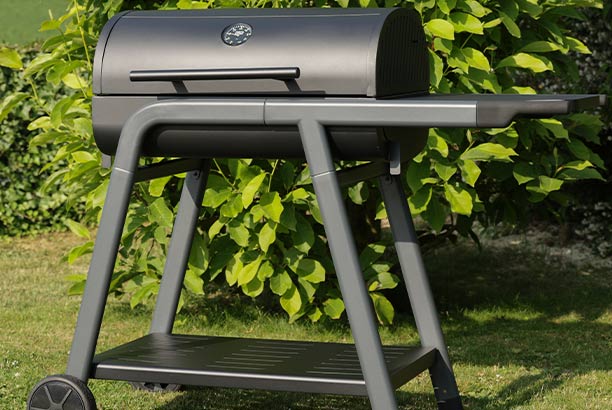 Barbecue charbon Cook’in Garden Tonino 70 sur une pelouse