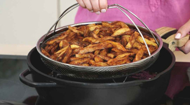 Cuisson de frites dans la poêle La Fabuleuse Météore 24 cm Cookut