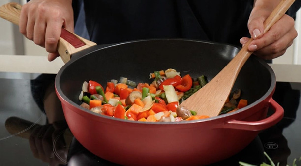 Cuisson de légumes dans la poêle La Fabuleuse Passion 24 cm Cookut