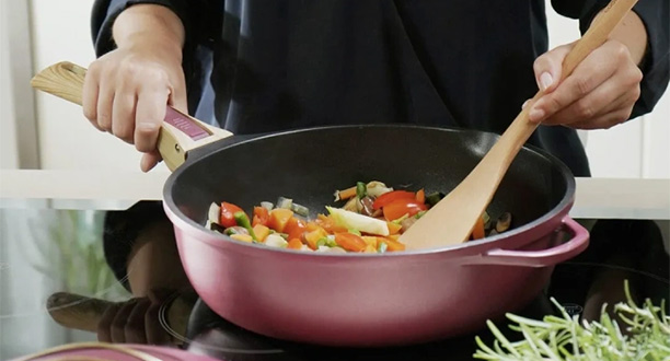 Poêle 8-en-1 La Fabuleuse Rubis 24 cm Cookut dans une cuisine