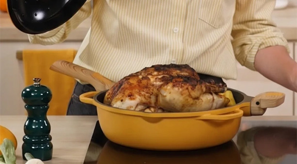 Cuisson d'un poulet dans la poêle 8-en-1 La Fabuleuse Mangue 28 cm Cookut