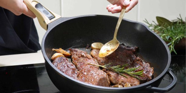 Poêle 8-en-1 La Fabuleuse Météore 24 cm Cookut qui cuit de la viande