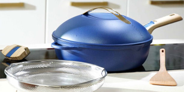 Poêle 8-en-1 La Fabuleuse Saphir 24 cm Cookut dans une cuisine