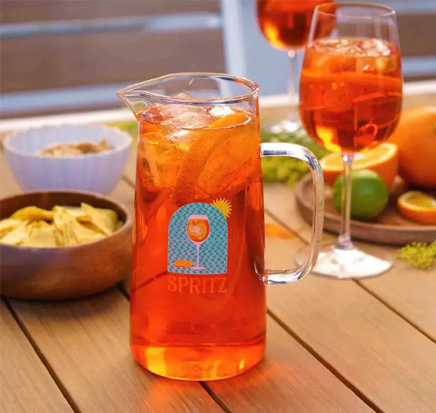 Carafe et verre remplis de Spritz sur une table